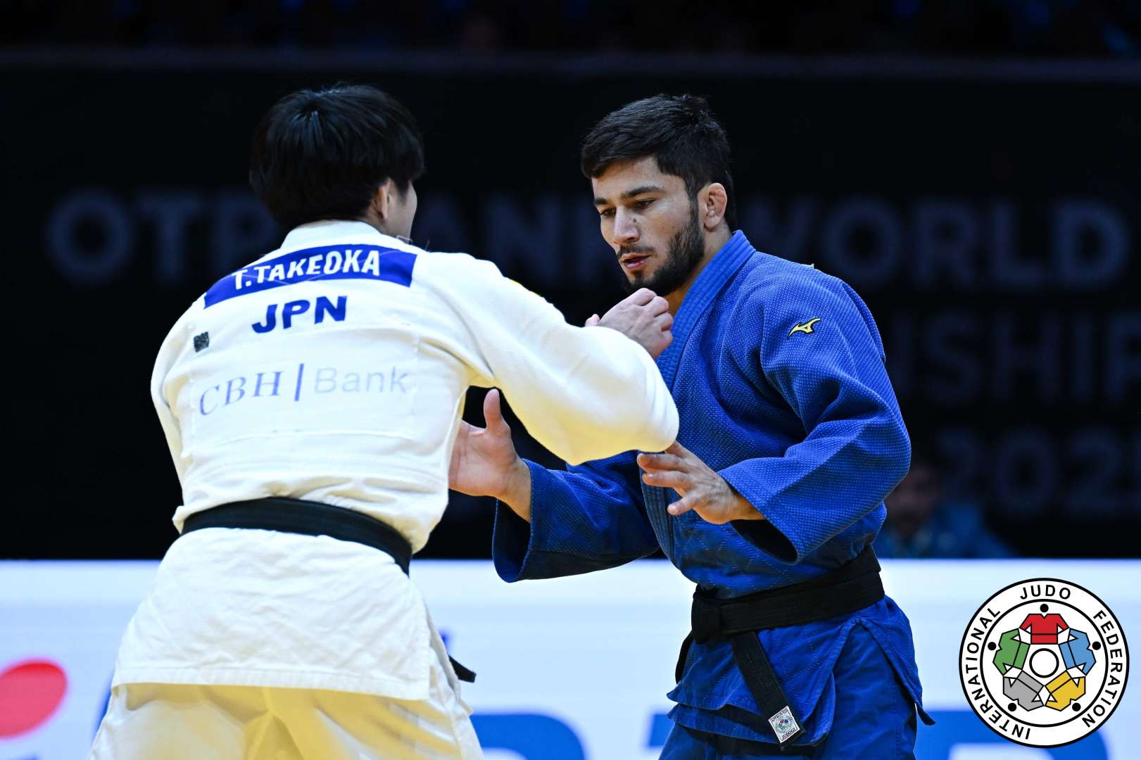 Нурали Эмомали - в синем