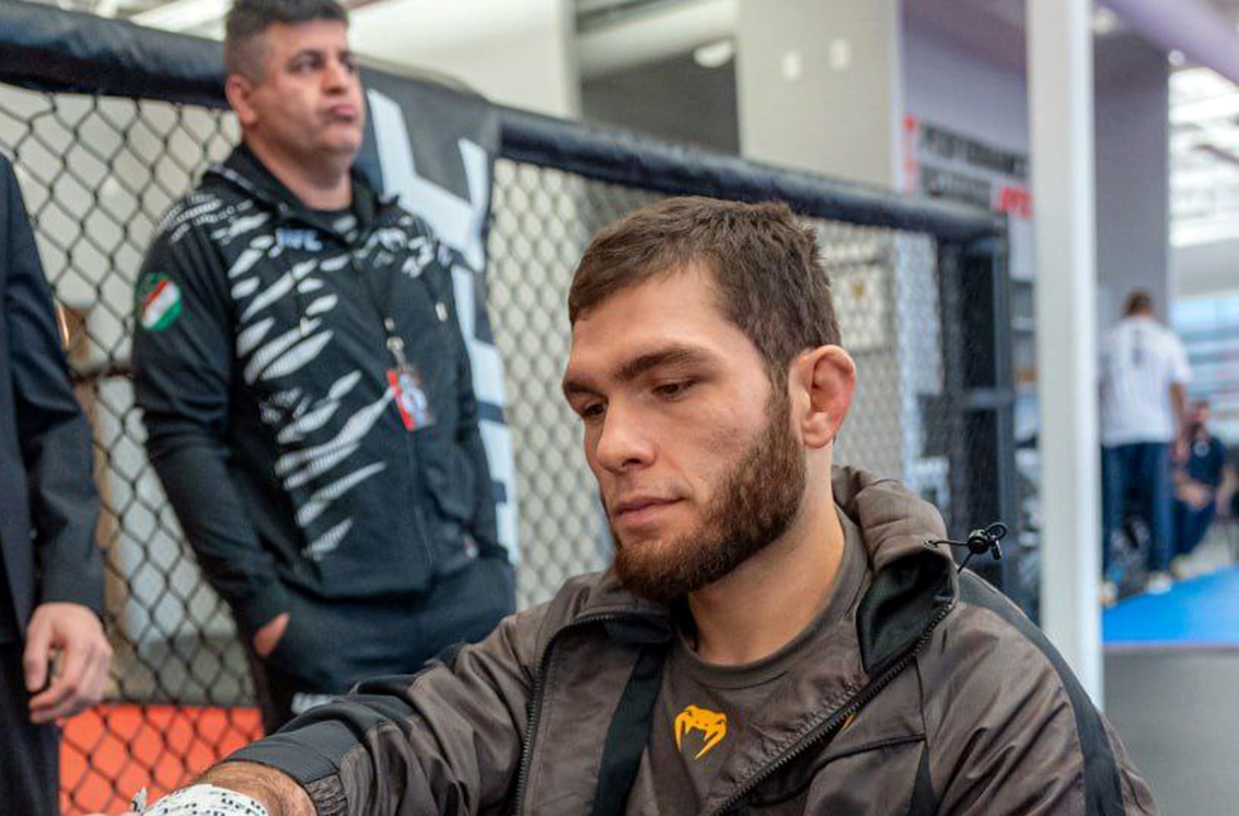 Нурулло_Алиев_с_тренером_перед_боем_можно_главным_сделать_фото