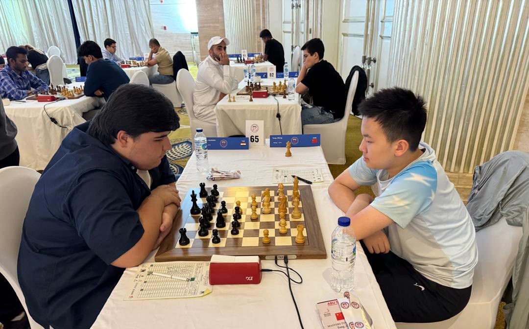 Таджиккий_шахматист_слева_в_борьбе_за_медали