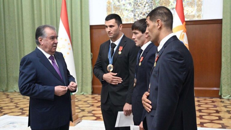 Ҷоизаи пулии Эмомалӣ Раҳмон ба варзишгарони тоҷик супурда шуд. Кӣ чӣ қадар гирифт?