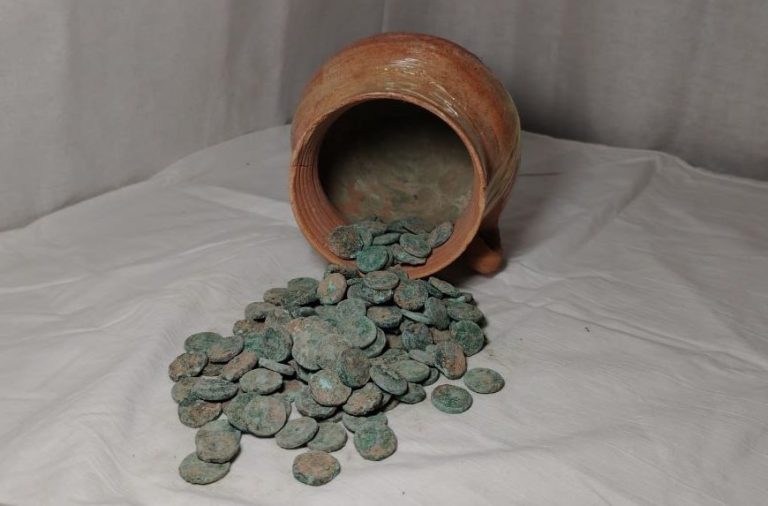 В Таджикистане обнаружили более 150 монет I века нашей эры