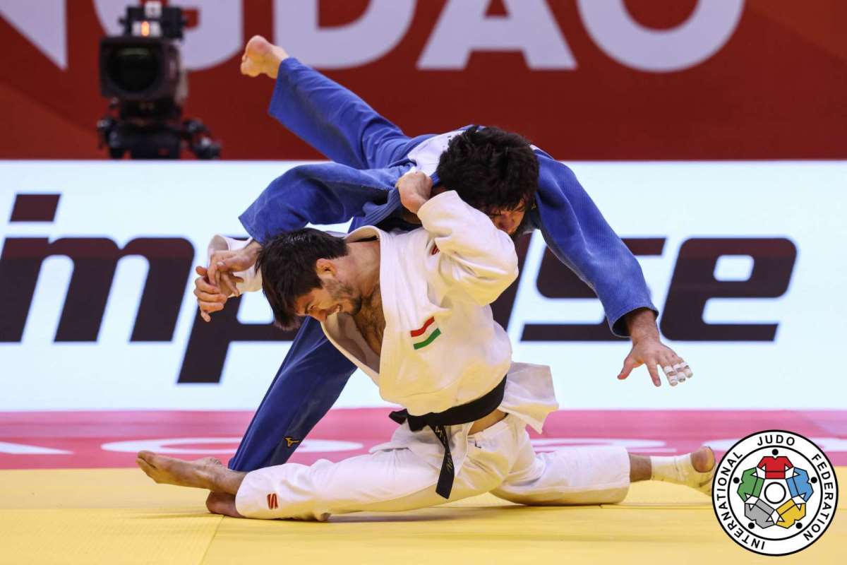 Сомон Махмадбеков - в белом Сомон Махмадбеков - в белом