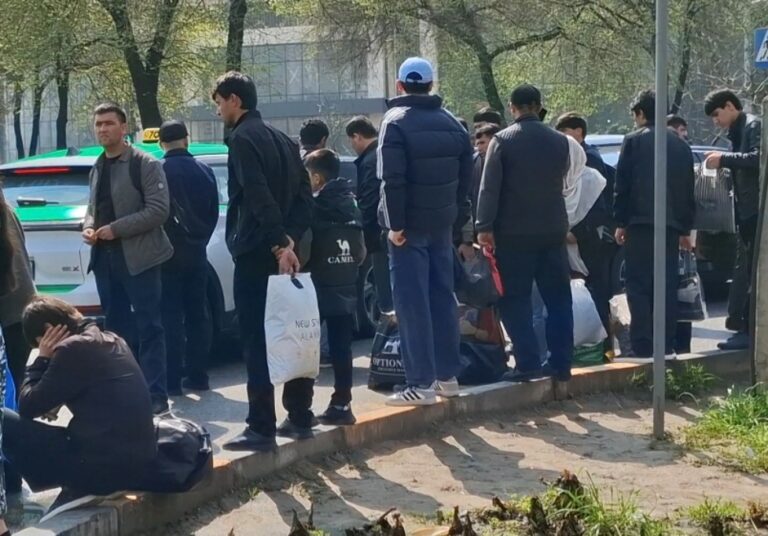 “Инсоф нест, роҳкироро то 200 сомонӣ кардаанд”. Нигаронии сокинон аз гаронии нархи роҳкиро дар арафаи Иди Рамазон