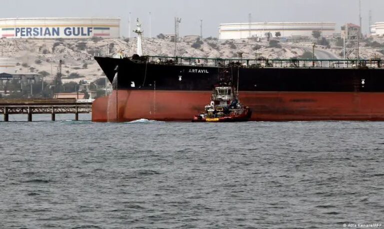 США приостановили санкции в отношении иранской нефти на фоне продолжающейся войны