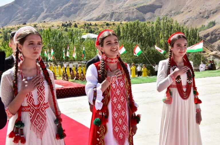 Памирский тракт, «Таджикский Мачу-Пикчу» и «спящий дракон»: полный путеводитель по Горному Бадахшану