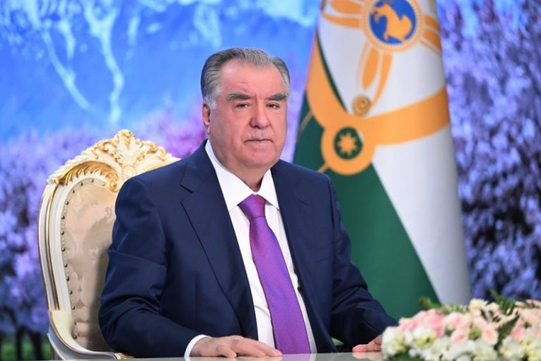 «Каждая образованная девушка — это будущее нации». Что сказал Эмомали Рахмон в поздравлении с Днем матери