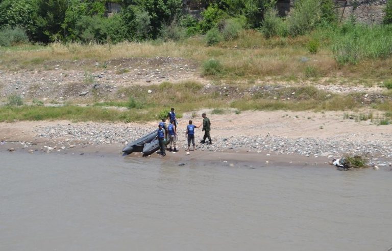 Ҷасади Таҳминаи 21-соларо баъди як моҳи бедаракшавӣ дар наздикии марз бо Ӯзбекистон аз дарё пайдо карданд