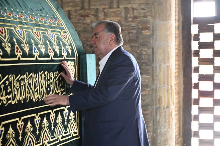 Эмомали Рахмон и Шавкат Мирзиёев посетили исторические памятники Бухары