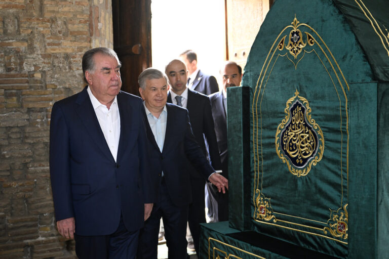 Боздид аз Оромгоҳи Исмоили Сомонӣ ва Қалъаи Бухоро. Эмомалӣ Раҳмон дар Бухоро кадом мавзеъҳоро зиёрат кард?