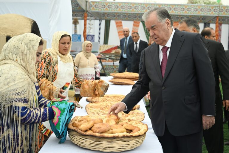 Ифтитоҳи мактабу корхона ва ширкат дар ҷашни Наврӯз дар Мастчоҳ. Рӯзи дуввуми сафари Эмомалӣ Раҳмон ба Суғд