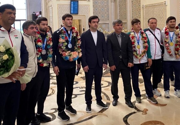 Чемпионов Азии встретили как героев: таджикские дзюдоисты получили по 100 тысяч сомони