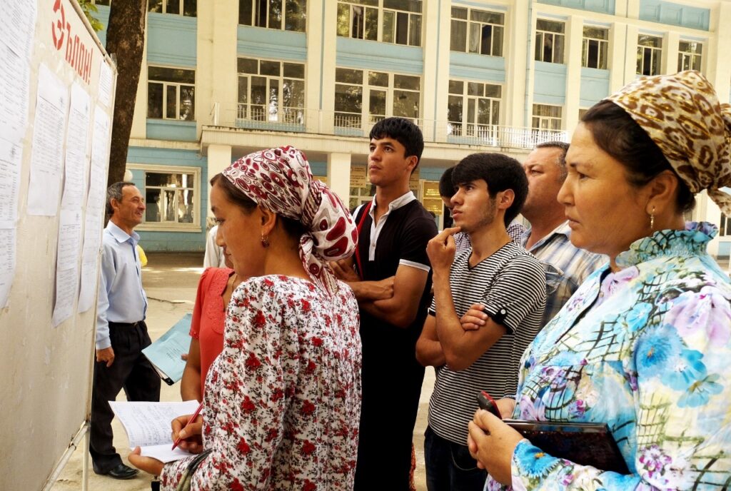 Абитуриенты с родителями около доски с объявлениями одного из душанбинских вузов. Архивное фото asia+