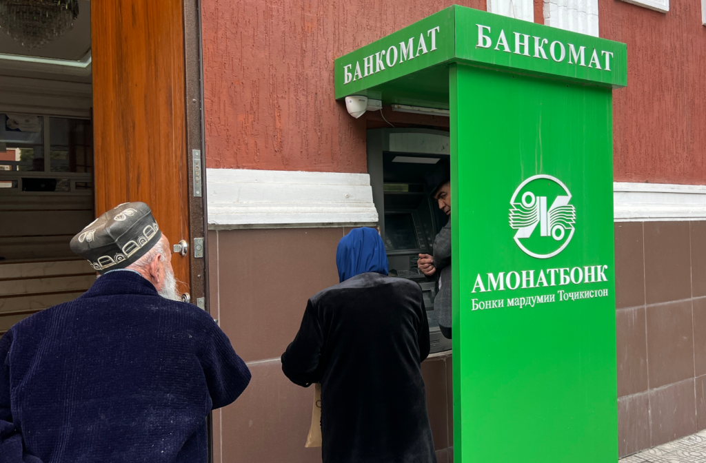 Amonatbonk extends the deadline for re-registration of its cards until the end of June