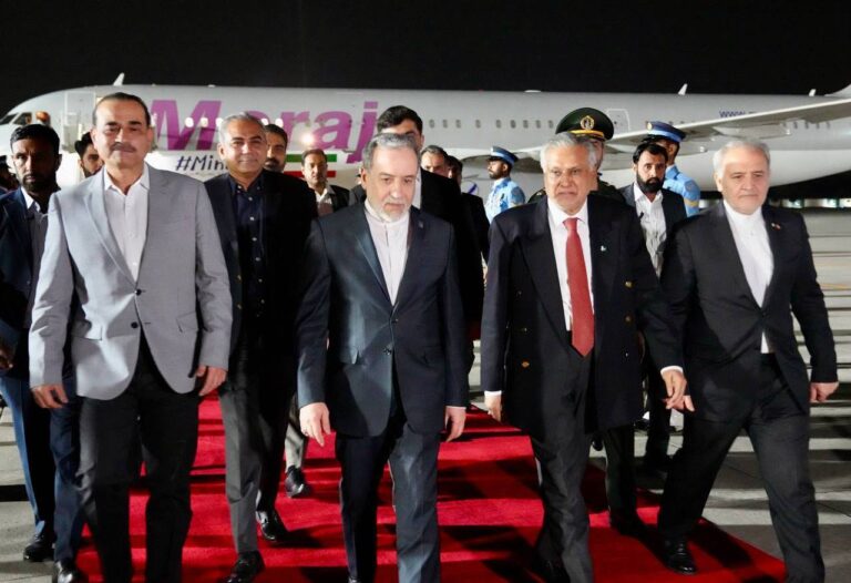 Глава МИД Ирана провел в Исламабаде переговоры, но не с делегацией США