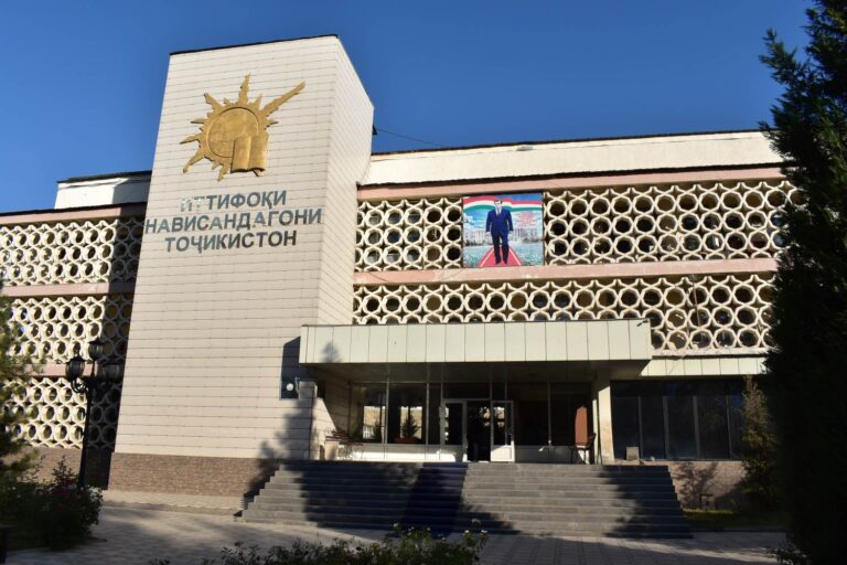 Сафири Тоҷикистон дар Эрон узви ИНТ шуд. Боз киҳо узви нави ин иттиҳодияи адабӣ гардиданд?