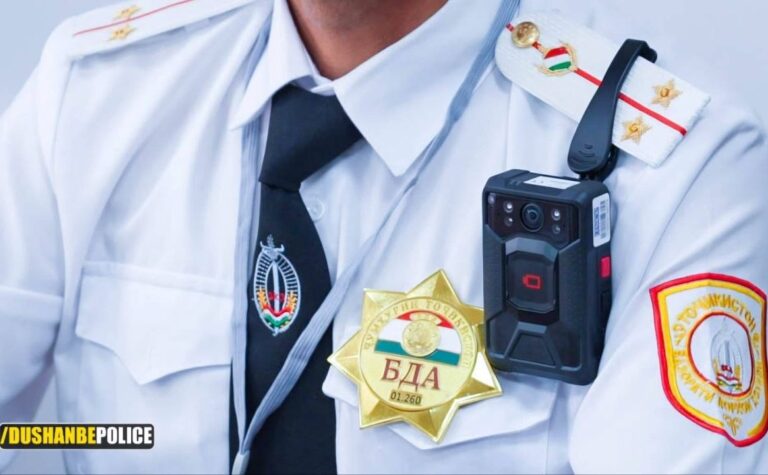 В Душанбе сотрудникам ГАИ передали 60 нагрудных видеорегистраторов