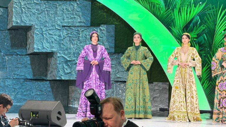 Таджикский дизайнер Хуршед Сатторов показал коллекцию «Шахнаме» в Казахстане