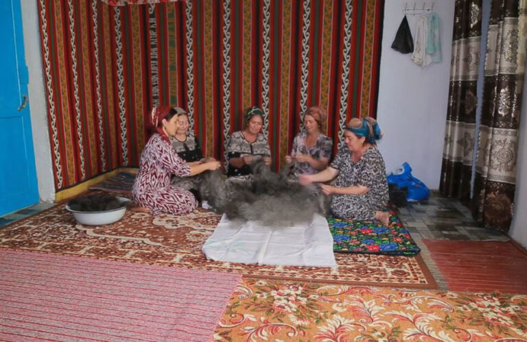 Там, где прядут тепло: Как мастерицы из Ашта сохраняют древнее ремесло