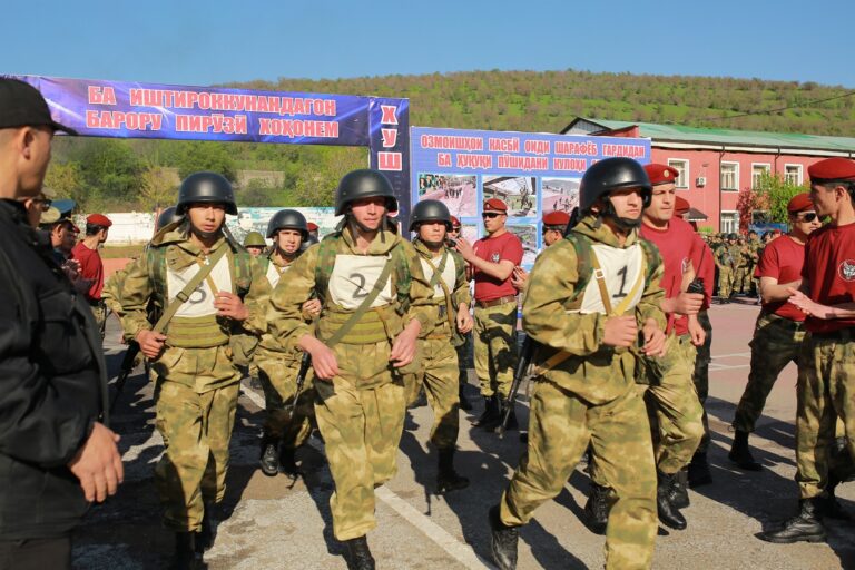 Краповый берет как символ мужества: Таджикистан впервые провёл элитные испытания спецназа