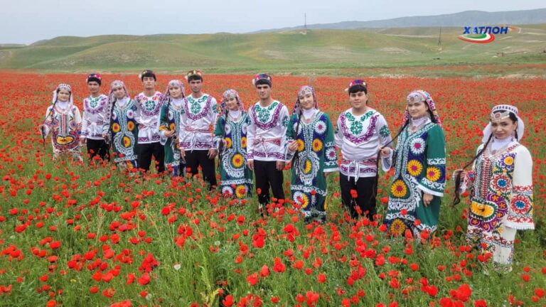 Танец без мужчин: почему в Хатлоне почти не осталось юношей-танцоров