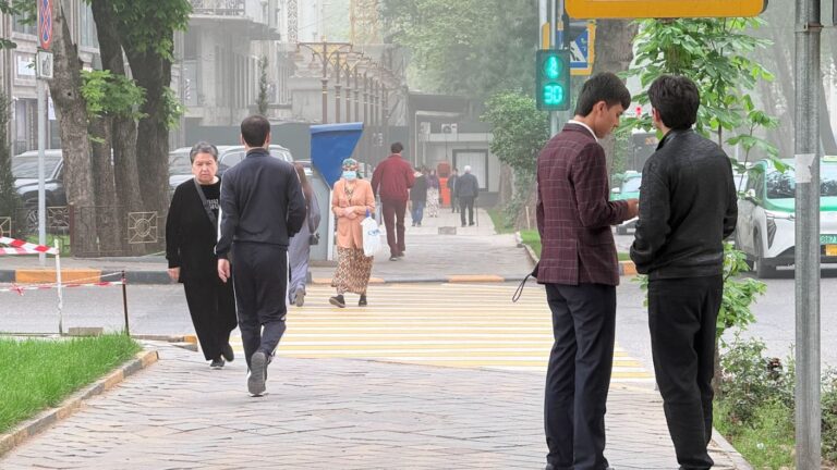 Где в онлайн-режиме можно следить за чистотой воздуха в Таджикистане?