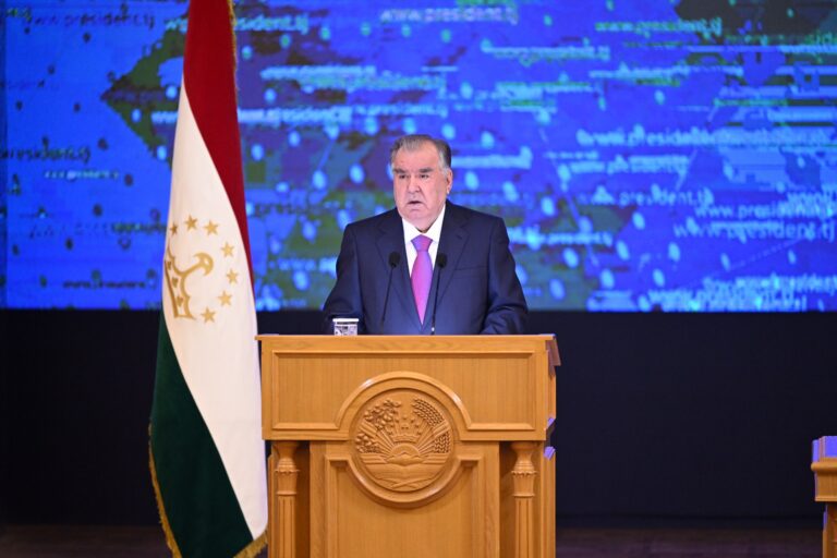 “Бо мардум кор кунед, ҷойи кор таъсис диҳед”. Эмомалӣ Раҳмон дар Данғара ба роҳбарон чӣ гуфт?