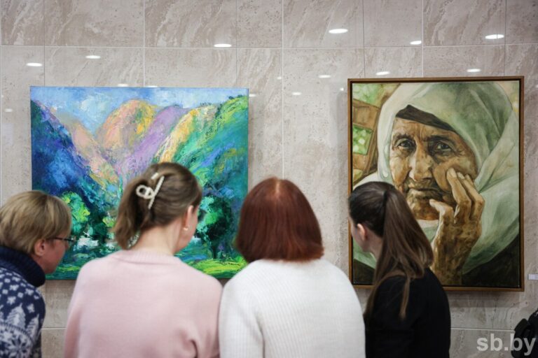 В Минске открылась выставка таджикских художников