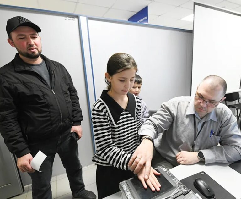 Чанд қоидаи муҳим барои муҳоҷироне, ки мехоҳанд кӯдаконашонро бо худ ба Русия баранд