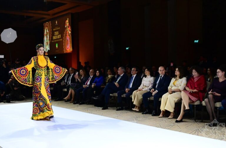 В Баку на Chakan Fashion Show показали работы таджикских дизайнеров