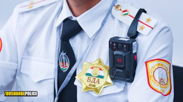 Дар либоси нозирони милитсияи Душанбе дурбинҳои назоратӣ насб мекунанд