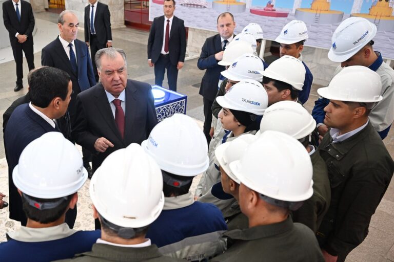 Президент Таджикистана запустил гидроагрегат №7 на Нурекской ГЭС
