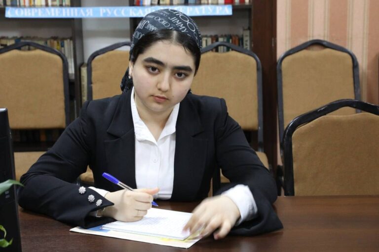 “Таъмини адолат яке аз ҳадафҳои асосиям аст”. Нушофарин Раҷабзода – “Хонандаи сол”-и Душанбе кист ва чӣ корнома дорад?