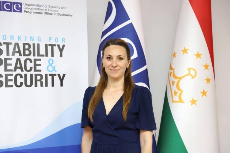 Дафтари САҲА дар Душанбе “Азия-Плюс”-ро ба 30-солагиаш табрик кард