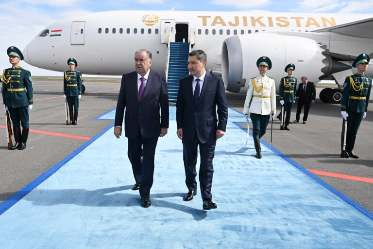 Эмомалӣ Раҳмон вориди шаҳри Остона шуд