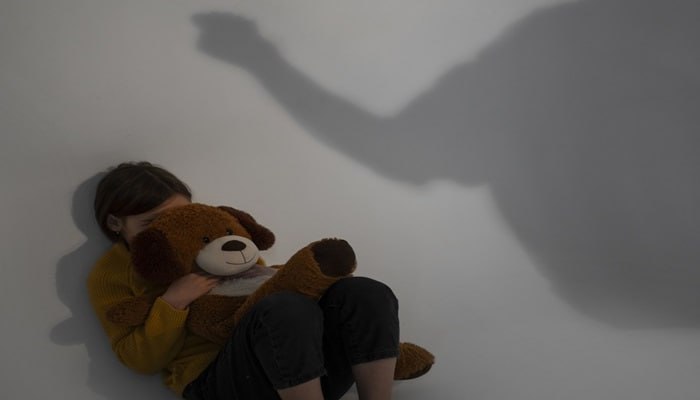 Афзоиши зӯроварӣ, хусумати волидайн ва кашолкории мақомот. Соли 2025 кадом ҳуқуқи кӯдакон нақз шудаанд?