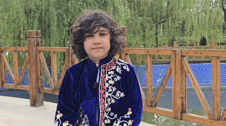 Қосиди меҳри кӯдакони Кобул дар кӯчаҳои Душанбе. Муҳаммад Ҷӯёи 9-сола кист ва чаро ба Тоҷикистон омад?