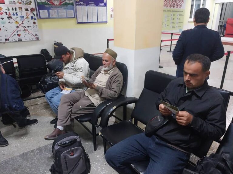 Намояндагии Вазорат аз муҳоҷирон хост, ки пеш аз сафар ба Русия дар Тоҷикистон аз санҷиш гузаранд