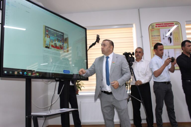 Дар чанд мактаби Бохтар барномаи “еKhonish” ба кор оғоз кард