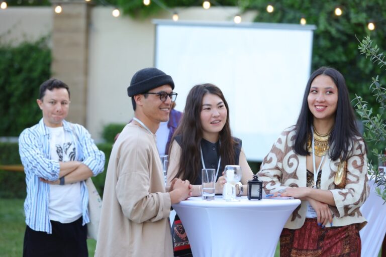 Между горами и смыслами: как Искандеркуль объединил художников Центральной Азии