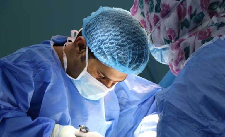 «Подправлю нос — и стану уверенной». Как модные тренды привели к росту пластических операций в Таджикистане