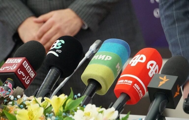 Таъсиси фонду додани унвон ва бо як чашм дидани расонаҳо. Ҳамовозиву пешниҳоди рӯзноманигорон ба мактуби Зафар Саидзода ба Эмомалӣ Раҳмон