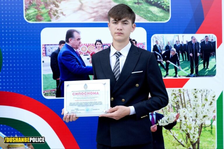 В Душанбе школьник получил награду от милиции за спасение девушки