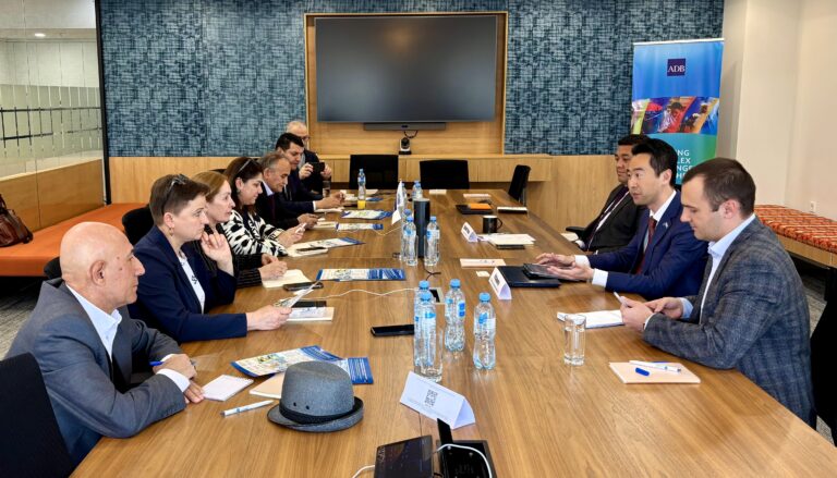 Новая стратегия, рабочие места, Рогун и кредиты. О чем рассказал журналистам постпред АБР в Таджикистане