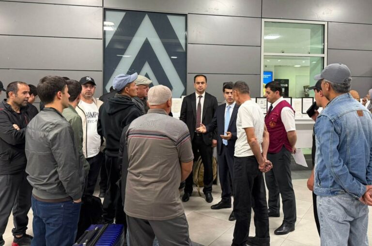 В аэропорту Душанбе Минтруда организовало консультирование вернувшихся из России мигрантов