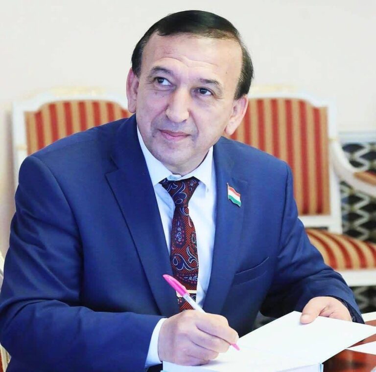 Бывший пресс-секретарь Эмомали Рахмона направил президенту письмо с просьбой поддержать работников СМИ