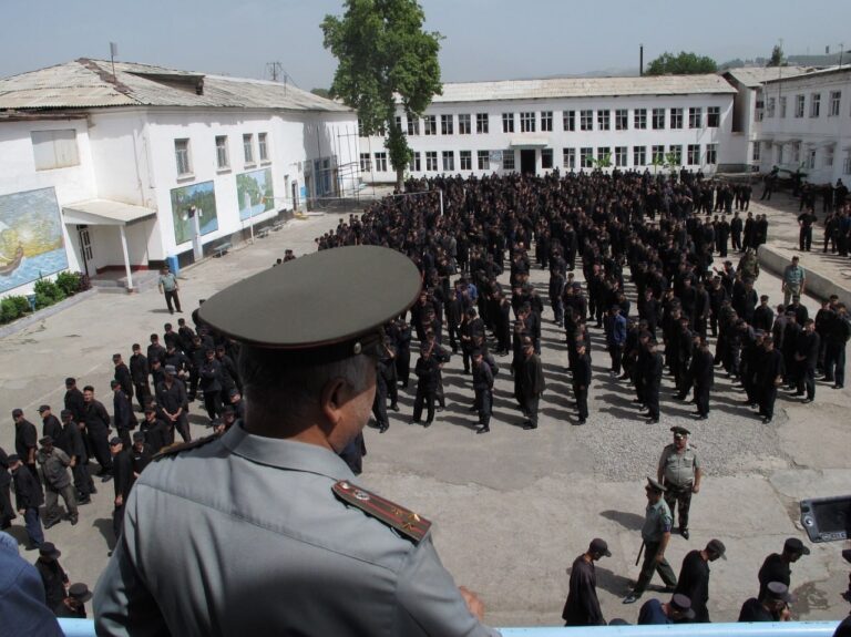 “Ба телефон, китобхона, ҳаммом ва табобат дастрасӣ доранд”. Омбудсмени Тоҷикистон шароити нигоҳдории маҳбусонро хуб арзёбӣ кардааст