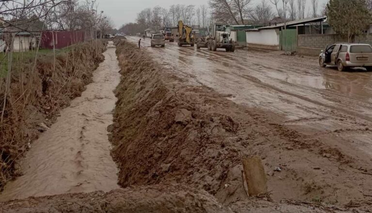 Дорожные службы Таджикистана перевели на круглосуточный режим из-за непогоды