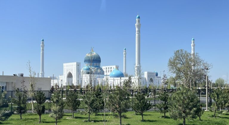 Гузориш аз оромгоҳи Имом Бухорӣ – муҳаддис ва муаллифи китоби “Саҳеҳи Бухорӣ”