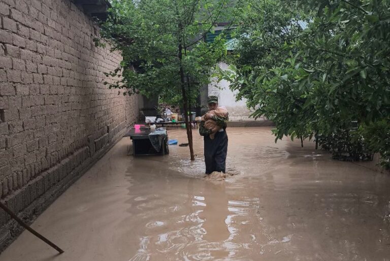 В Таджикистане снова сошли сели и оползни, повреждены автодороги, каналы и ЛЭП
