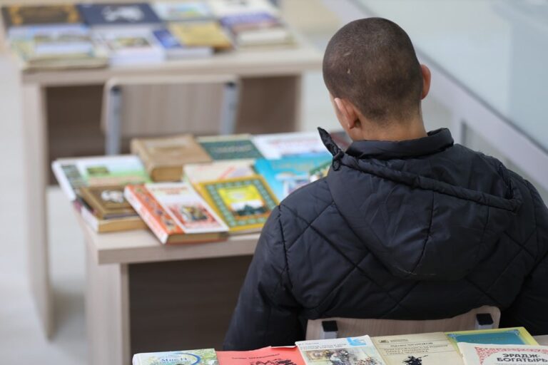 Як донишҷӯйро барои паҳни адабиётӣ динӣ наздикӣ 5,5 ҳазор сомонӣ ҷарима кардаанд